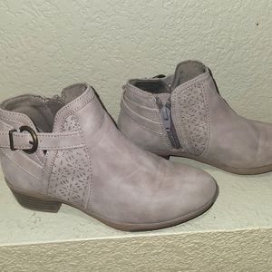 Kids beige ankle boot buckle and print detail- size 1